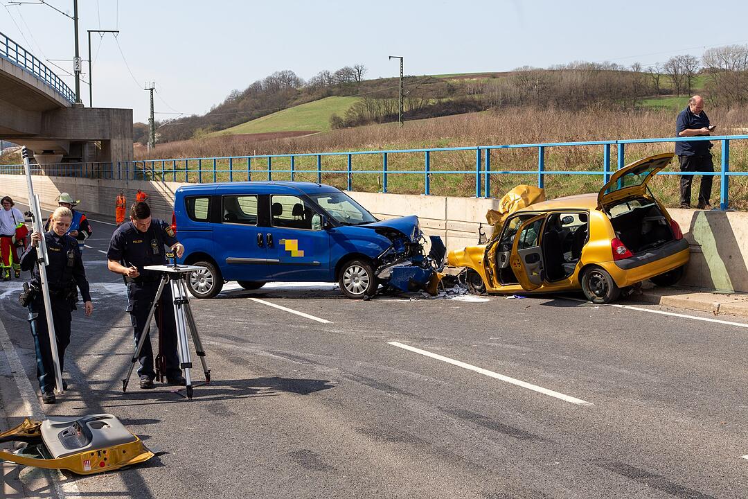Schwerer Unfall bei Coburg: Zwei Schwerverletzte nach Crash auf B303