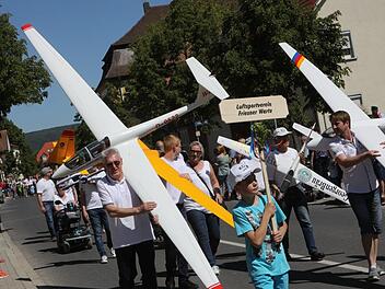 Der Buttenheimer Jubiläums-Festzug hatte es in sich.Foto: Barbara Herbst
