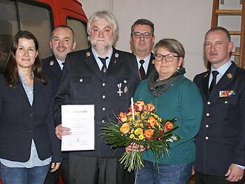 Bei der Ehrung (v. l.): Bürgermeisterin Christiane Meyer, Vorsitzender Markus Sponsel, Kommandant Heinrich Sponsel (mit Urkunde), KBI Wolfgang Wunner, Birgit Sponsel, KBR Oliver Flake Foto: privat