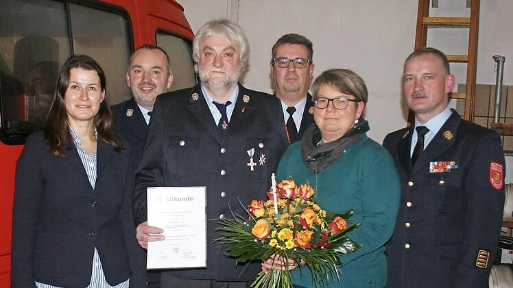 Bei der Ehrung (v. l.): Bürgermeisterin Christiane Meyer, Vorsitzender Markus Sponsel, Kommandant Heinrich Sponsel (mit Urkunde), KBI Wolfgang Wunner, Birgit Sponsel, KBR Oliver Flake Foto: privat