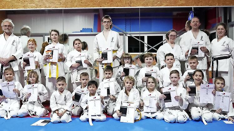 Die Prüflinge mit den Kindertrainern Jutta Zimmermann (r.) und Hans Rosemann (l.)