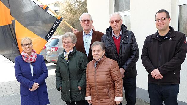 Der alte und neue Vorstand der Kolpingsfamilie Thundorf: (von links)  Judith Dekant (B&uuml;rgermeisterin), Wiltrud Bauernschubert (Schriftf&uuml;hrerin), Anton Bauernschubert (Kassier), Rosalinde Koch (1. Vorsitzende), Gottfried Koch (Beisitzer) und Matthias Schmitt (Bezirksvorsitzender). Foto: Philipp Bauernschubert