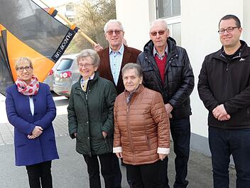 Der alte und neue Vorstand der Kolpingsfamilie Thundorf: (von links)  Judith Dekant (Bürgermeisterin), Wiltrud Bauernschubert (Schriftführerin), Anton Bauernschubert (Kassier), Rosalinde Koch (1. Vorsitzende), Gottfried Koch (Beisitzer) und Matthias Schmitt (Bezirksvorsitzender). Foto: Philipp Bauernschubert