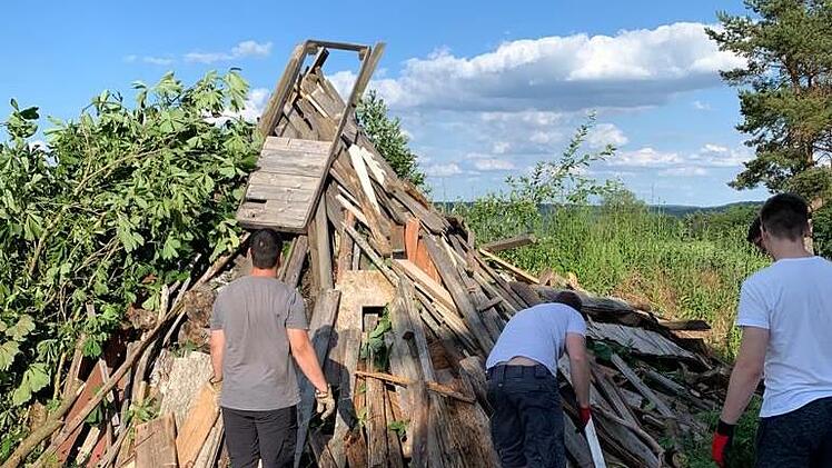 Die Vereinsmitglieder des Jugendclubs beim Umsetzen des Feuers.