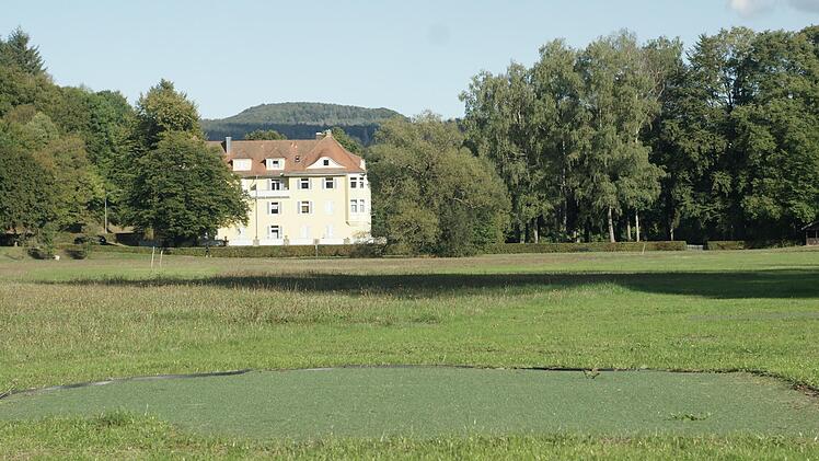 Das "Putting Green" auf der Übungswiese im Kurpark (hinten: Sinntalhof) soll an die Wandelhalle umziehen. Dort entstehen sechs Golfbahnen für Klinikgäste. Das freut nicht jeden.