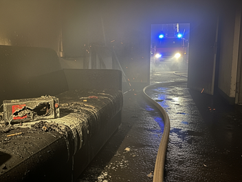 Erlangen: Akku explodiert auf Sofa und setzt Keller in Brand