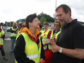 Betriebsseelsorger Ekkehard Schneider hört sich die Sorgen der Mitarbeiter an. Die meisten real-Beschäftigten bekommen nur Teilzeitjobs, viele müssen aufstocken, weil das verdiente Geld nicht reicht. Fotos: Sonja Adam