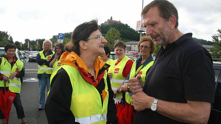 Betriebsseelsorger Ekkehard Schneider hört sich die Sorgen der Mitarbeiter an. Die meisten real-Beschäftigten bekommen nur Teilzeitjobs, viele müssen aufstocken, weil das verdiente Geld nicht reicht. Fotos: Sonja Adam