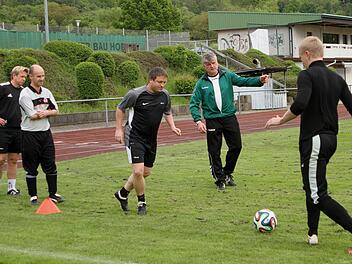 Trainer Wolfgang Hau (Zweiter von rechts) gibt die Richtung vor, und der TV Königsberg ist auf Kurs: Der Tabellenzweite der Kreisklasse Schweinfurt 4 peilt die Kreisliga an.