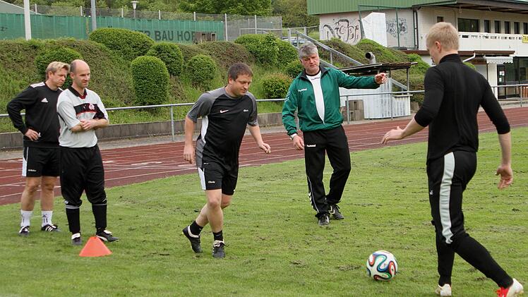 Trainer Wolfgang Hau (Zweiter von rechts) gibt die Richtung vor, und der TV Königsberg ist auf Kurs: Der Tabellenzweite der Kreisklasse Schweinfurt 4 peilt die Kreisliga an.
