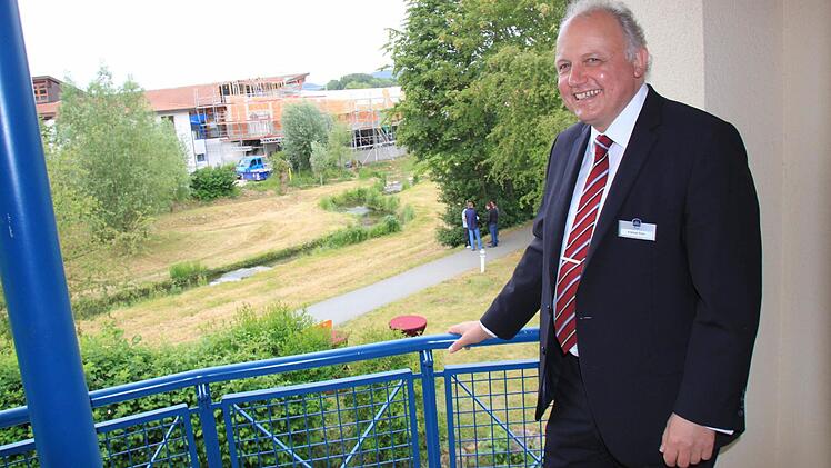 Andreas Poth, der Geschäftsführer des Staffelsteiner Kurhotels, hat gut lachen: Nun beginnt der Bau eines Bademantelganges von seinem Haus zur gegenüberliegenden Obermain-Therme. Die Hotelgäste können dann bequem dorthin gelangen, ohne einen Umweg machen zu müssen. Fotos: Matthias Einwag