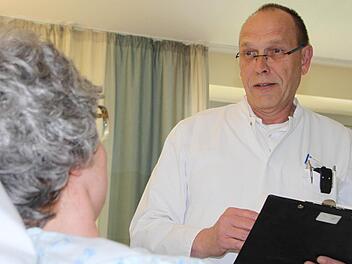 Im Patientengespräch: Tobias Goebel, Chefarzt für Innere Medizin und Geriatrie an der Prümmer-Klinik Bad Brückenau, kennt das Krankheitsbild Demenz in all seinen Facetten. Foto: Ulrike Müller