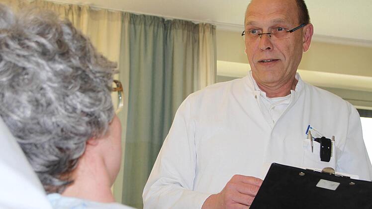 Im Patientengespräch: Tobias Goebel, Chefarzt für Innere Medizin und Geriatrie an der Prümmer-Klinik Bad Brückenau, kennt das Krankheitsbild Demenz in all seinen Facetten. Foto: Ulrike Müller
