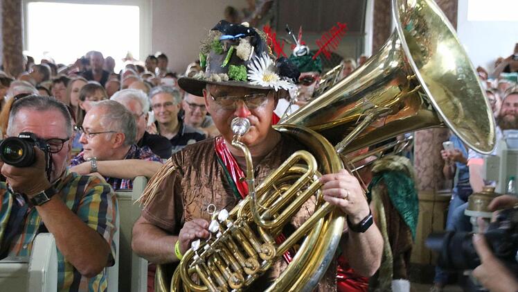 Toller Auftritt: Die Quastenflosser werden bei ihrem Auftritt in der Heilig-Kreuz-Kirche von zahlreichen begeisterten Zuhörern gefeiert. Foto: Jochen Berger
