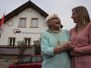 Im Mainleuser Mehrgenerationenhaus des Awo-Kreisverbandes begegnen sich Alt und Jung. "Hier erlebe ich Gemeinschaft", sagt die 90-jährige Helga Ficker, worüber sich Projektleiterin Joana Kasszian freut.  Foto: Stephan Stöckel