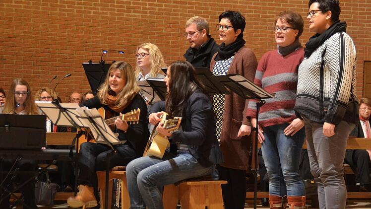 Die Gruppe "Nur Mut" bei ihrem Auftritt in der Stralsbacher Kirche.  Foto: Kathrin Kupka-Hahn