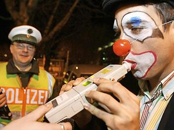 In der Faschingszeit führt die Polizei vermehrt Alkohol- und Drogenkontrollen durch - auch im Landkreis Kronach.  Foto: Patrick Seefer/dpa