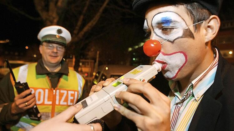 In der Faschingszeit führt die Polizei vermehrt Alkohol- und Drogenkontrollen durch - auch im Landkreis Kronach.  Foto: Patrick Seefer/dpa