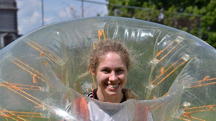Sophie Schmidt (Turbine G&ouml;schdoff) steckt in der Luftblase und kann auch bei 30 Grad noch lachen.