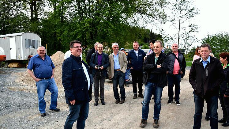 Vor dem  Stra&szlig;enausbau der Ortsumfahrung von Weismain befassten sich die Mitglieder des Stadtrats mit den  laufenden Tiefbauma&szlig;nahmen im Umfeld des Hutzelbrunnens. Foto: Dieter Radziej
