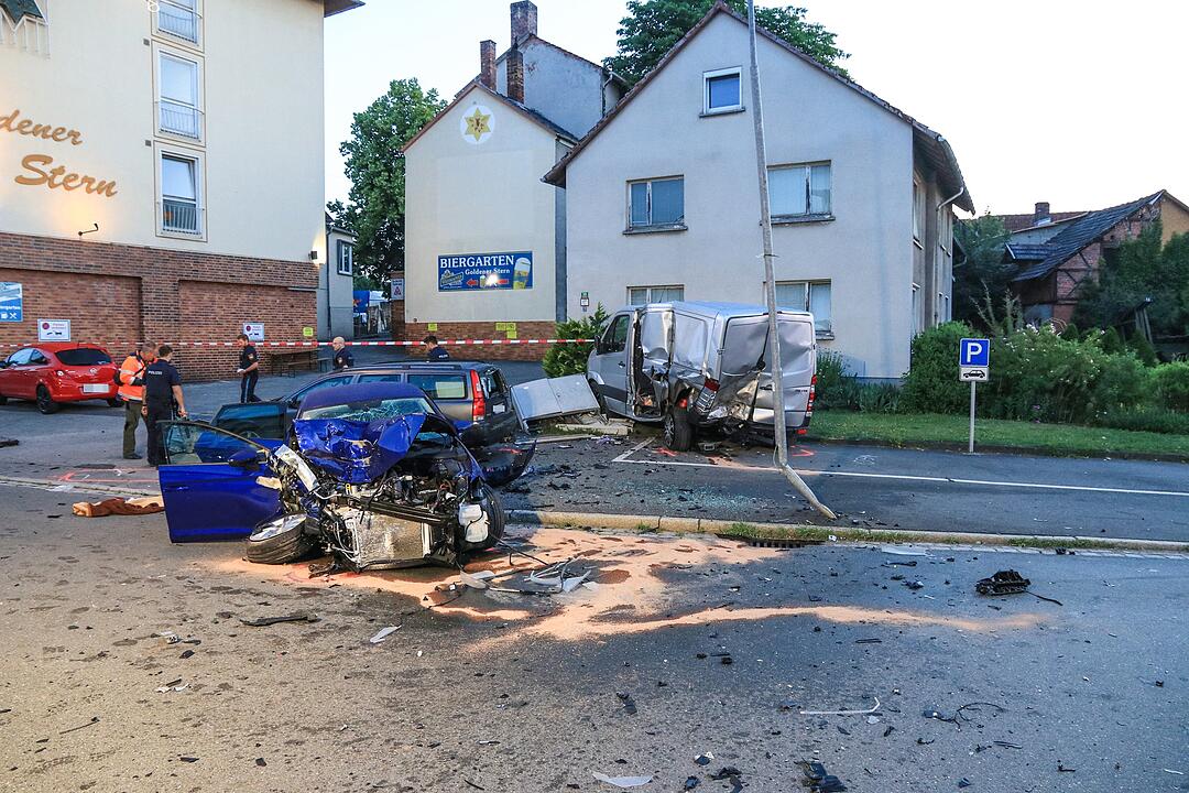 Nach Flucht vor der Polizei: Autofahrer erfasst Fußgänger im Kreis Coburg - drei Menschen teils schwerst verletzt
