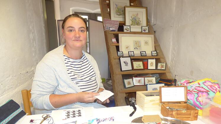 Das erste Mal beim Handwerkermarkt dabei:  Barbara Stenmanns aus  Pottenstein mit Handgesticktem und Selbstgenähtem Foto: Thomas Weichert