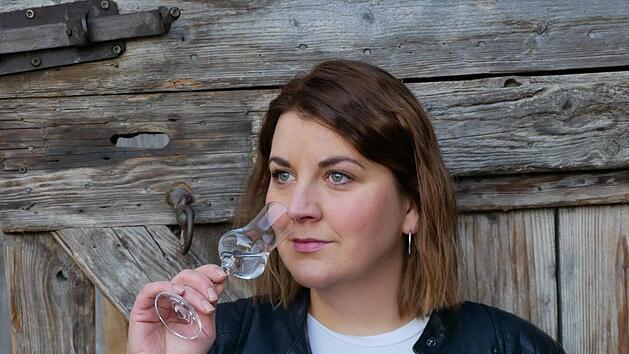 Ina Kirschner pr&uuml;ft das Aroma ihres "gebrannten Gl&uuml;cks". Foto: Cordula Kelle-Dingel