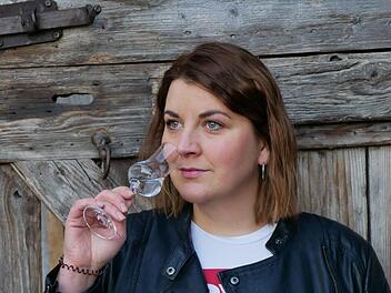 Ina Kirschner prüft das Aroma ihres "gebrannten Glücks". Foto: Cordula Kelle-Dingel