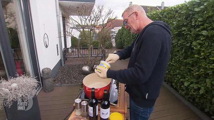 Um die Dunstabzugshaube zu schonen, schmort Uli sein Bœuf bourguignon lieber draußen.