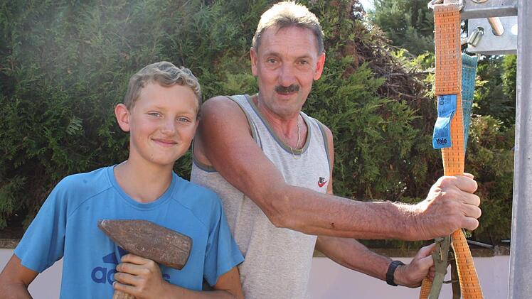 Sven (links) und sein Vater Peter Reinmann sind der jüngste und der älteste von den Neuhauser Kerwasburschen.