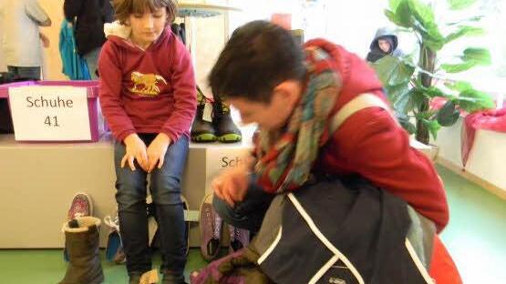 Mutter Sonja und Tochter Klara (8) beim Schuheprobieren