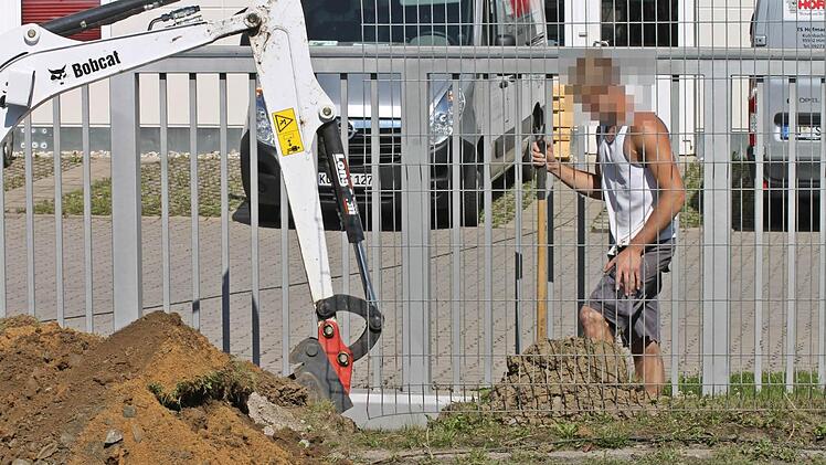 Ein Bagger beschädigte am Freitagmorgen in Himmelkron eine Gasleitung. Foto: Markus Roider