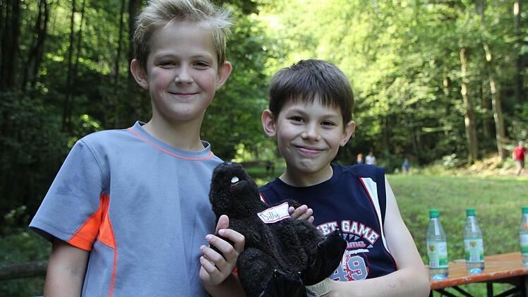 Florian (links) und Valerij mit dem Maskottchen der 4. Klasse der Grundschule Bad Brückenau. Foto: Ulrike Müller