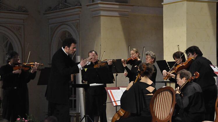 Bei einem Nachmittagskonzert im König Ludwig I.-Saal des Staatsbades verzauberte das Bayerische Kammerorchester Bad Brückenau, unter der musikalischen Leitung von Simon Gaudenz, mit einem außergewöhnlichen Programm.  Foto: Peter Klopf