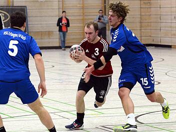 TSH-Kapitän Jonas Hirning (Mitte) bekam es im Derby mit seinem ehemaligen Mitspieler Marco Loncar (rechts) zu tun, der erst vor der Saison zum Nachbarn nach Niederlindach gewechselt war. Foto: herzopress