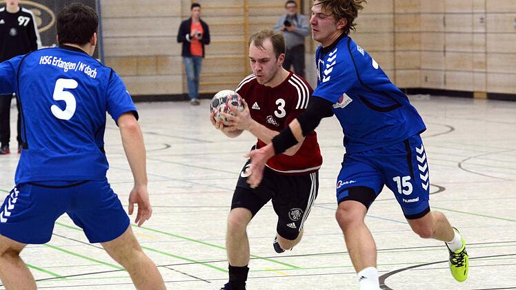 TSH-Kapitän Jonas Hirning (Mitte) bekam es im Derby mit seinem ehemaligen Mitspieler Marco Loncar (rechts) zu tun, der erst vor der Saison zum Nachbarn nach Niederlindach gewechselt war. Foto: herzopress