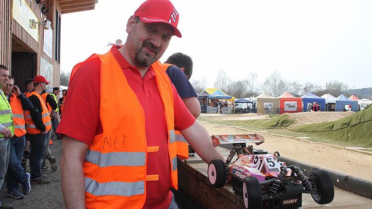 Ralf Bauer sorgt in der Boxengasse dafür, dass das Auto seines Sohnes Luca auf Temperatur bleibt. Foto: Sonja Adam