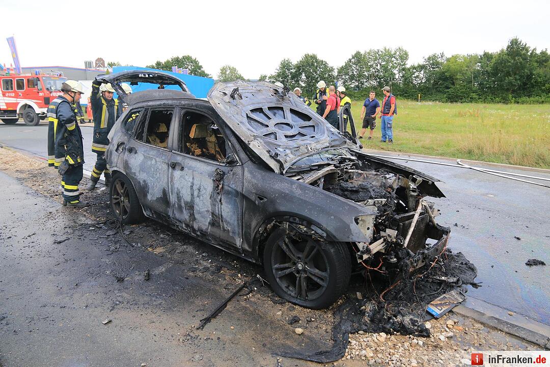 Auto brennt in Buttenheim aus