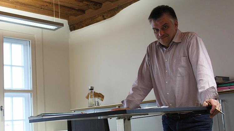 Zufrieden mit dem ergonomisch angelegten Stehtisch: Uwe Schardt.Foto: Anette Schreiber