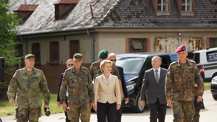 Verteidigungsministerin Ursula von der Leyen auf dem LagerbergFoto: Arkadius Guzy