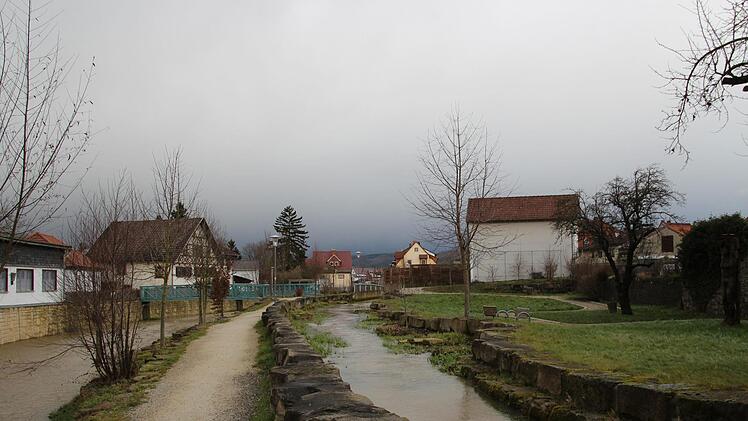 Gegen 12.45 Uhr war es gut zu sehen: Da rollte die zweite Welle des Sturmtiefs "Burglind" in Bad Staffelstein von Westen heran. Wenig später fielen die ersten Tropfen, doch nach etwa zehn Minuten war der Regen durchgezogen. Auch der Wind frischte kurz auf und fegte den Niederschlag in kleinen Böen durch die Straßen. Dann schien wieder die Sonne.  Foto: Tobias Kindermann