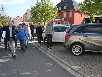 Architekt Hans Greim (Zweiter von links) erläuterte den Bürgern die geplante Neugestaltung der Gerbergasse. Einige stört es, dass zwölf Parkplätze auf das Areal hinter der Raiffeisenbank ausgelagert werden sollen. Sie sollten sich weiterhin in Sichtweite zur Gastronomie befinden, meinen die Einwohner.  Foto: Stephan Stöckel
