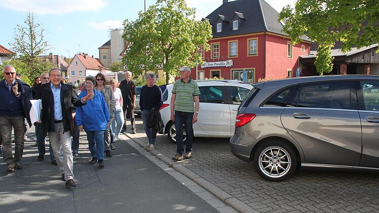 Architekt Hans Greim (Zweiter von links) erläuterte den Bürgern die geplante Neugestaltung der Gerbergasse. Einige stört es, dass zwölf Parkplätze auf das Areal hinter der Raiffeisenbank ausgelagert werden sollen. Sie sollten sich weiterhin in Sichtweite zur Gastronomie befinden, meinen die Einwohner.  Foto: Stephan Stöckel