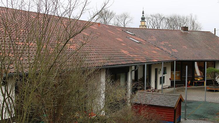 Allein für das Dach (im Bild die Rückseite des Gebäudes zum Garten hin) muss die Kirchenstiftung jährlich 2000 bis 3000 Euro aufwenden. Foto: Klaus Klaschka
