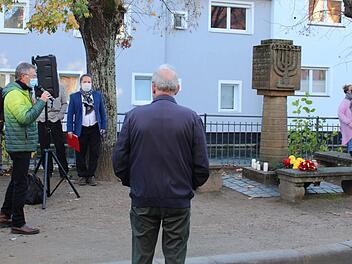Am Synagogendenkmal begr&uuml;&szlig;te Emmerich Huber die Teilnehmer der Gedenkveranstaltung.  Am Denkmal selbst konnten Blumen niedergelegt und Kerzen angez&uuml;ndet werden.  Foto: Vera Schiller