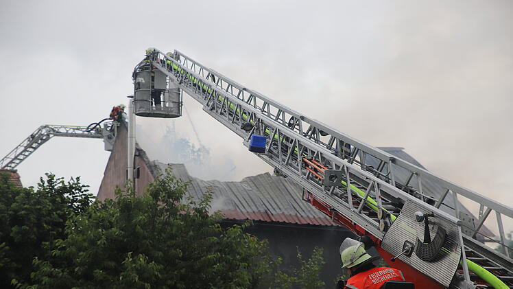 Am Freitagnachmittag (09.07.2021) sorgte der Brand einer Kfz-Werkstatt im Büchenbacher Gemeindeteil Tennenlohe (Lkrs. Roth) für einen Großeinsatz von Feuerwehr, Rettungsdienst und Polizei. Es entstand immenser Sachschaden.