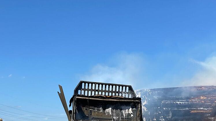 Holzlaster gerät in Brand
