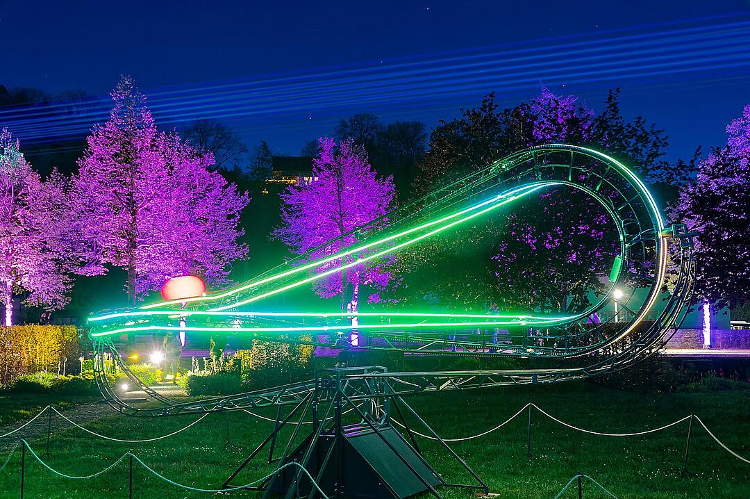 Eine magische Kulisse mit effektvoll platzierter Lichtkunst.