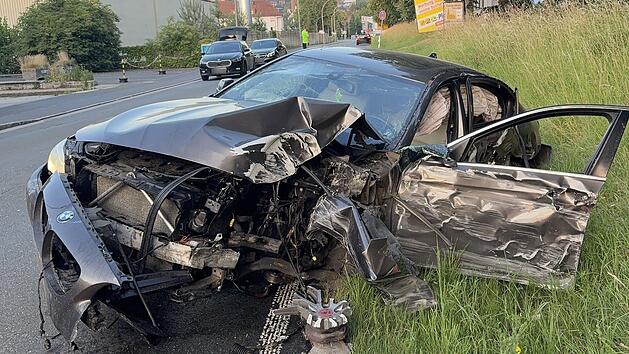 Fahrer sch&uuml;ttet sich Kaffee &uuml;ber Beine - Unfall mit Folgen in Kulmbach