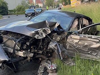 Fahrer sch&uuml;ttet sich Kaffee &uuml;ber Beine - Unfall mit Folgen in Kulmbach